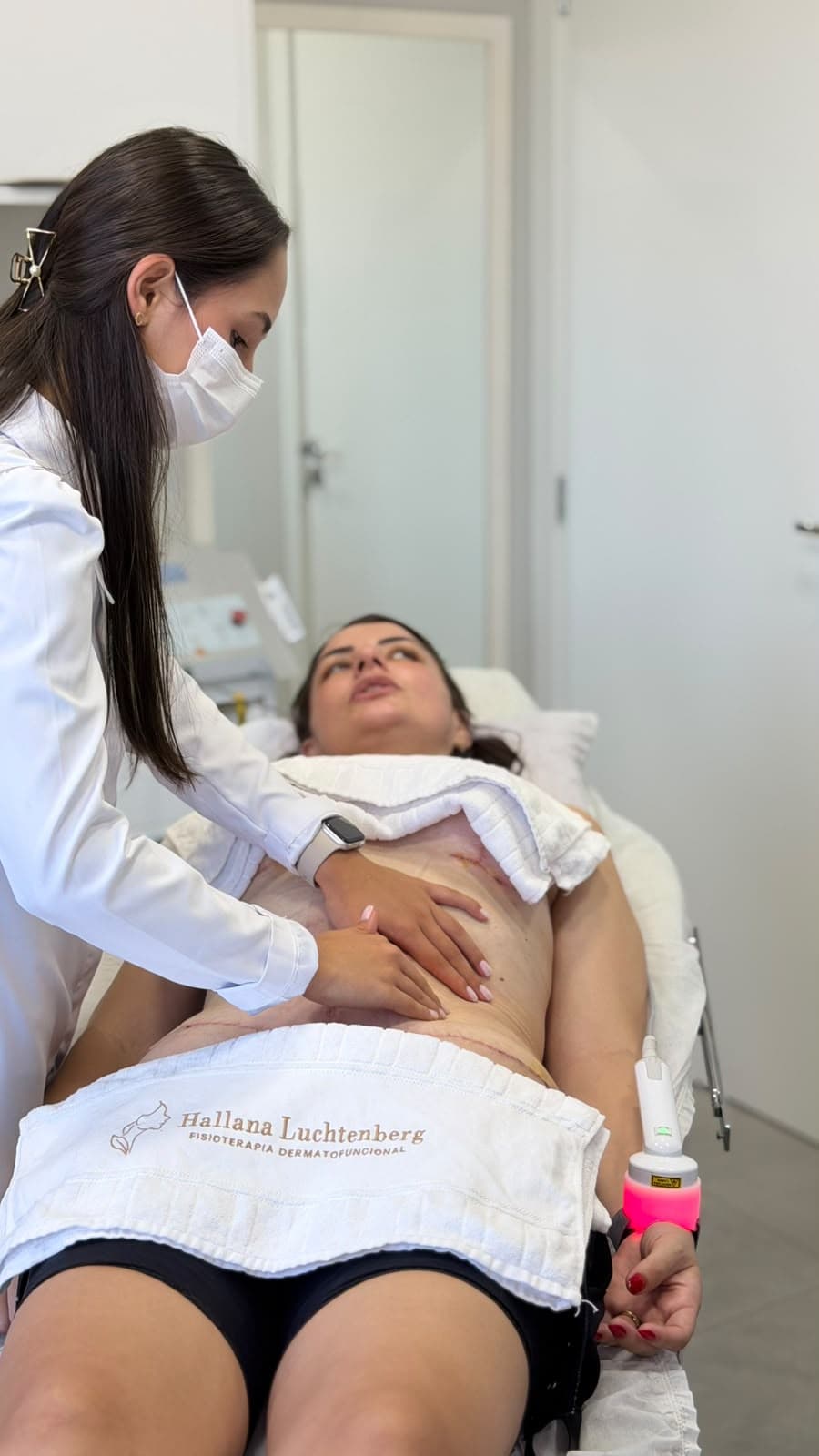 Dra. Hallana realizando drenagem linfática manual em uma paciente